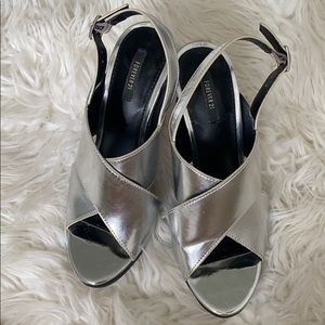 Elegant heel sandal.